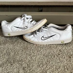 Nike Court Traditional